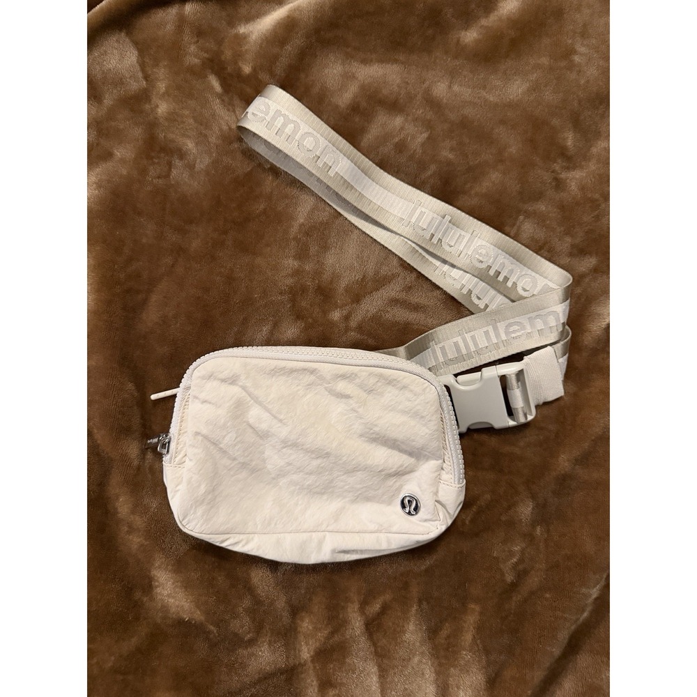 lululemon White Crossbody Bag Zip Closure Adjustable Strap Pockets Lined